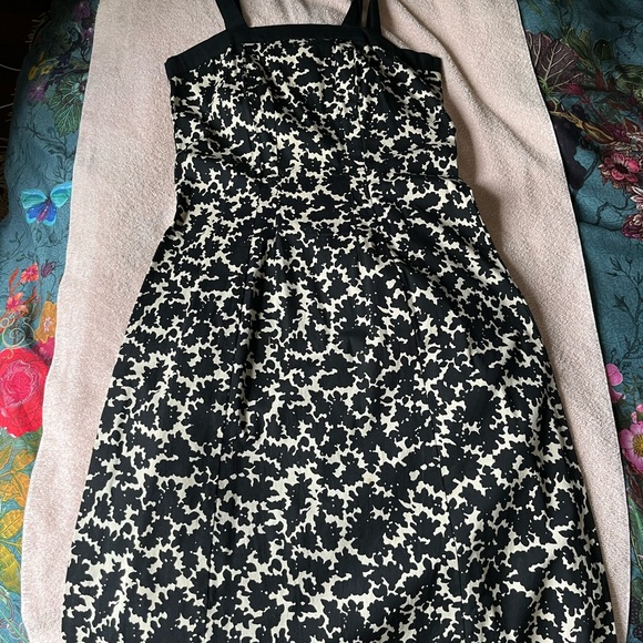 Chic, flattering cotton summer dress with straps and zip closure up the back - Picture 2 of 4